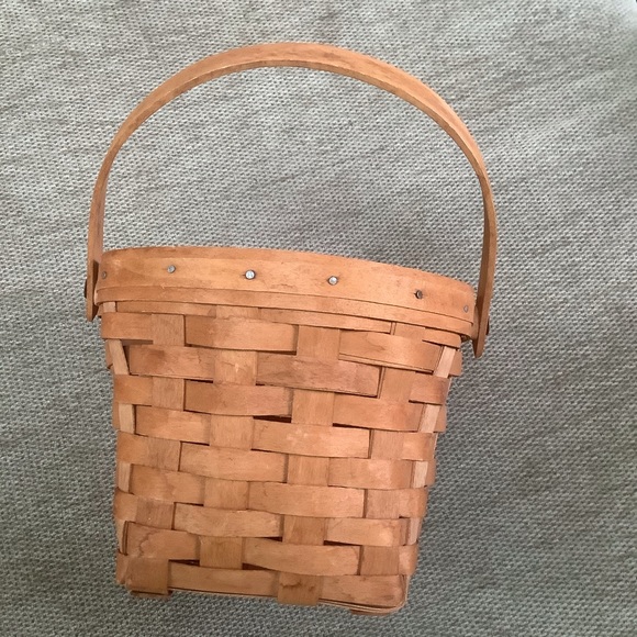 Longaberger Accessories - Longaberger vintage basket with handle 1991